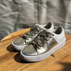 Aldo Women’s Gold Low Platform Sneakers Size 7